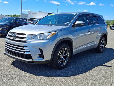 Used 2017 Toyota Highlander LE image 3