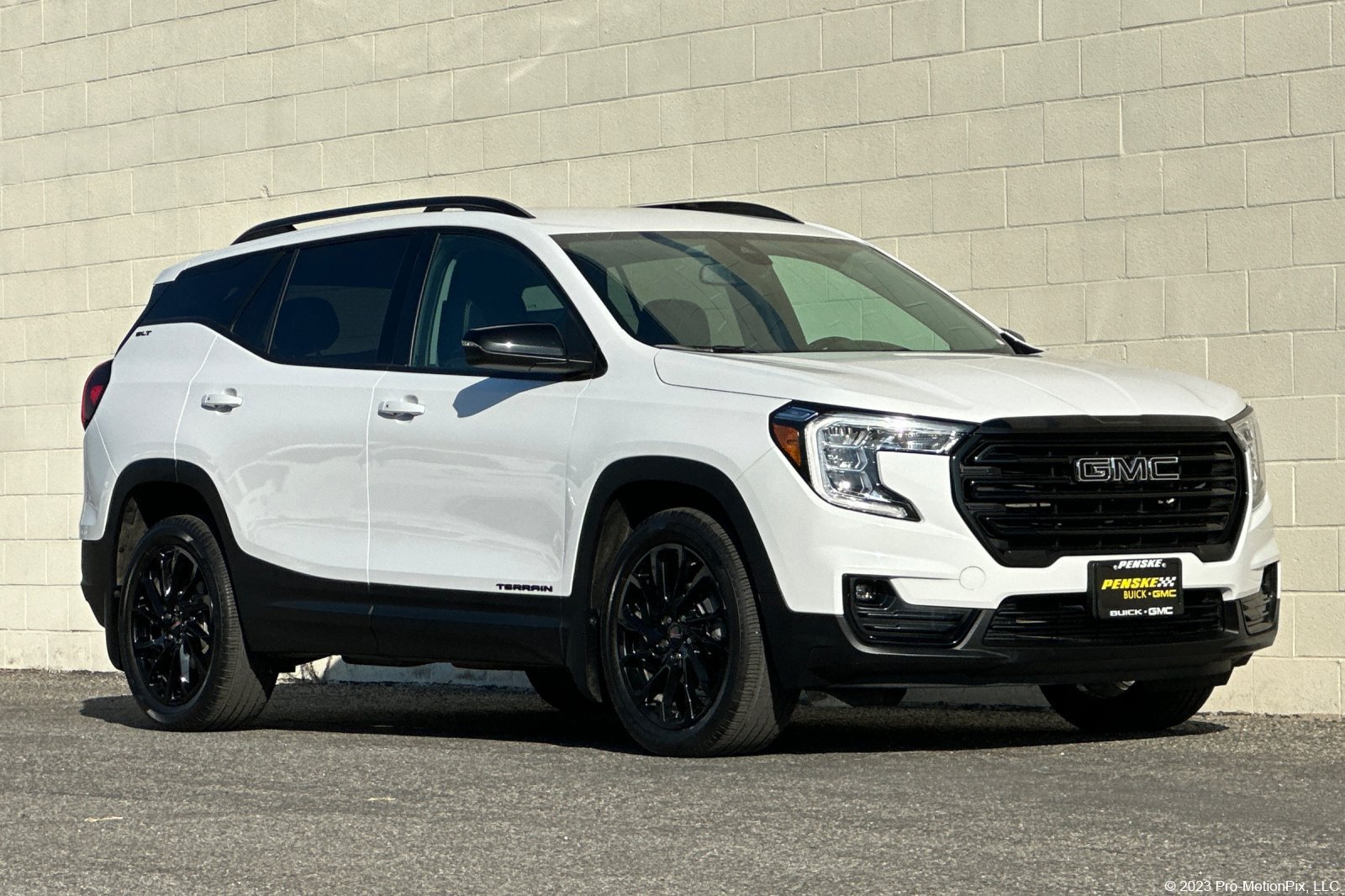Used 2024 GMC Terrain SLT w/ Elevation Edition FWD image 1