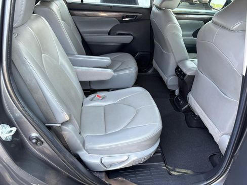 Used 2021 Toyota Highlander Limited FWD image 21