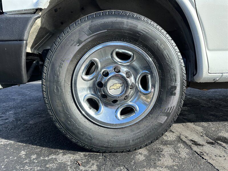 Used 2012 Chevrolet Express 2500 Extended RWD image 9