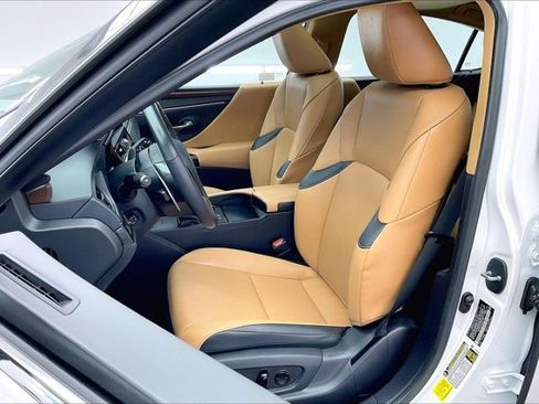 Used 2025 Lexus ES 300h w/ Premium Package image 18