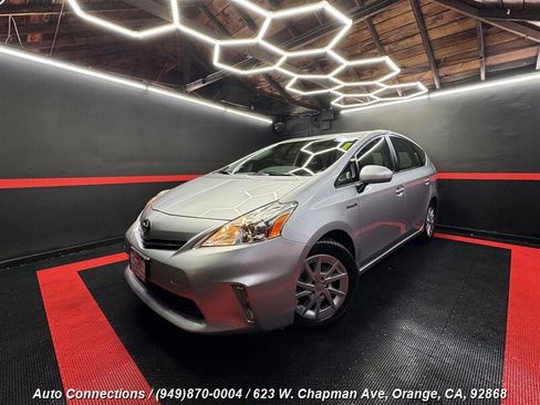 Used 2014 Toyota Prius V Two image 2
