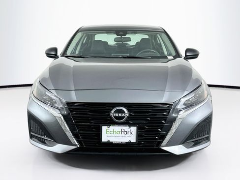 Used 2025 Nissan Altima 2.5 SV FWD image 2