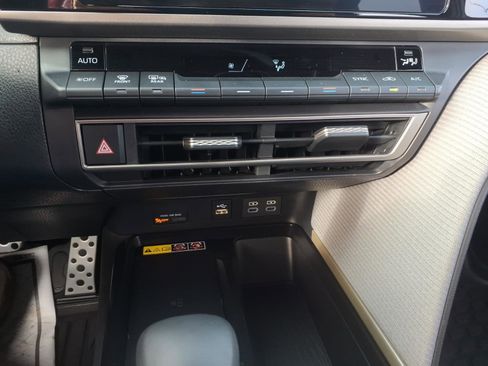 Used 2025 Toyota Camry SE image 18