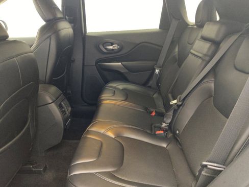 Used 2019 Jeep Cherokee Latitude Plus w/ Cold Weather Group AWD/4WD image 18