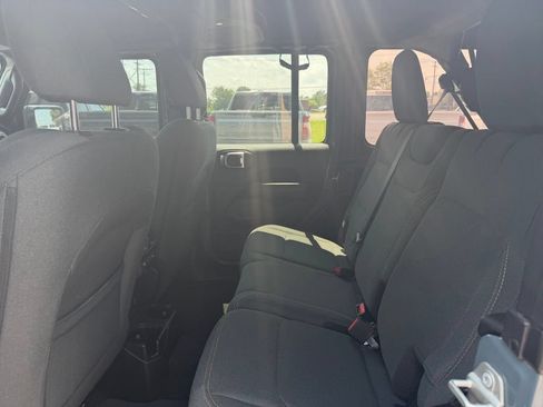 Used 2024 Jeep Wrangler Unlimited Sahara AWD/4WD image 7