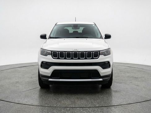 Used 2025 Jeep Compass Latitude AWD/4WD image 2
