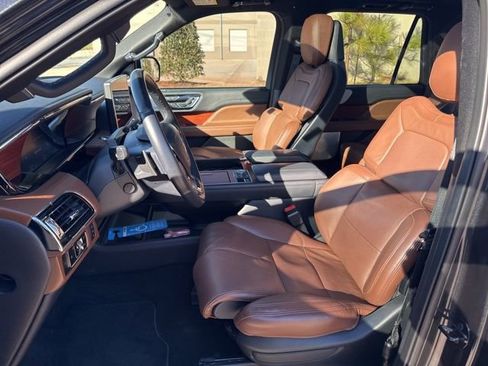 Used 2024 Lincoln Navigator Reserve image 2