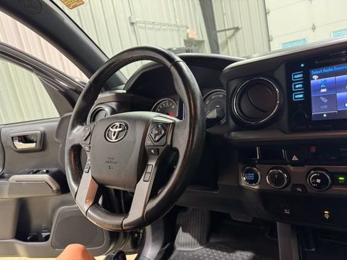Used 2018 Toyota Tacoma TRD Sport AWD/4WD image 13