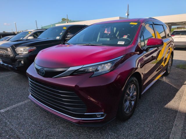 Certified 2024 Toyota Sienna XLE FWD image 2
