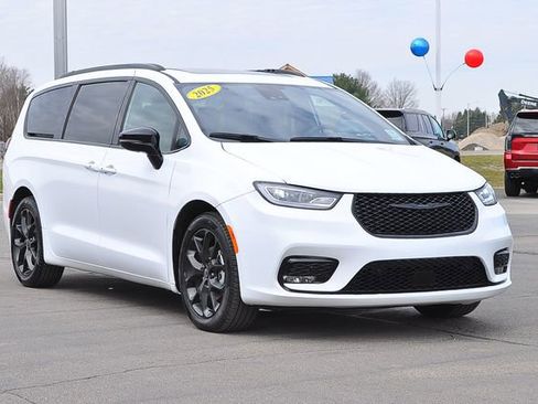 Used 2025 Chrysler Pacifica Limited FWD image 1