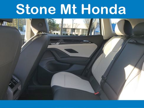 Used 2025 Volkswagen Tiguan SE image 12