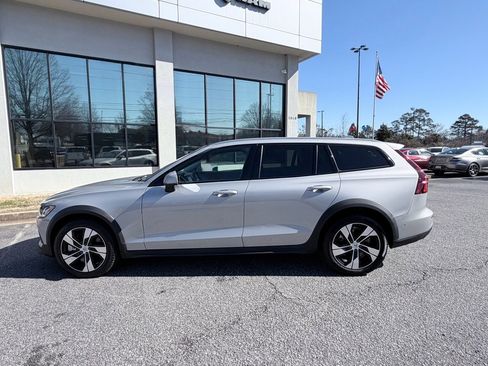 Used 2025 Volvo V60 B5 Cross Country Plus image 5
