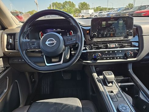 Used 2022 Nissan Pathfinder Platinum image 15