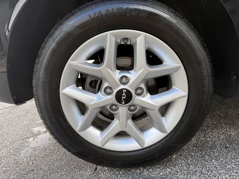Used 2025 Kia Soul LX w/ LX Technology Package FWD image 23