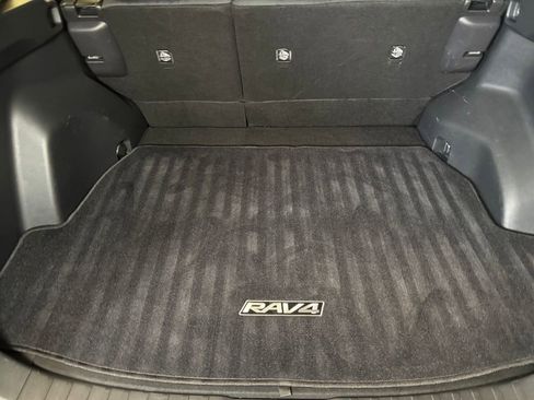 Used 2020 Toyota RAV4 XLE w/ XLE Grade Weather Package AWD/4WD image 21