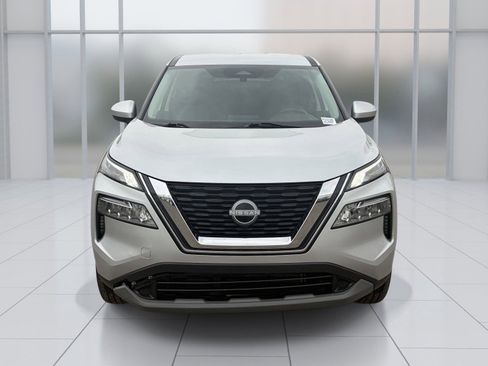 Used 2023 Nissan Rogue SV image 9