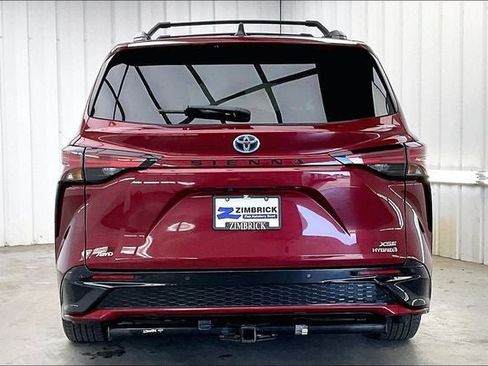 Used 2021 Toyota Sienna XSE w/ XSE Plus Package AWD/4WD image 4