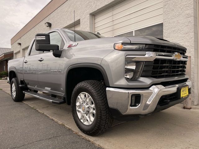 Used 2024 Chevrolet Silverado 2500 LT AWD/4WD image 10