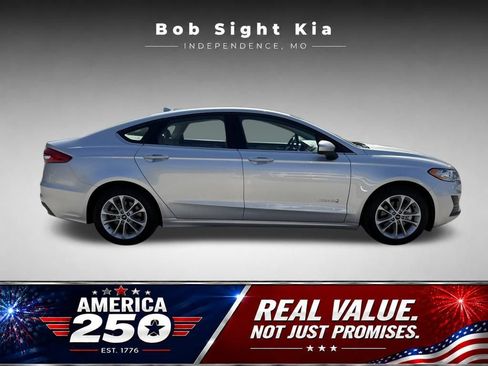 Used 2019 Ford Fusion SE FWD image 16