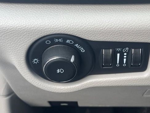 Used 2024 Chrysler Pacifica Touring-L image 24