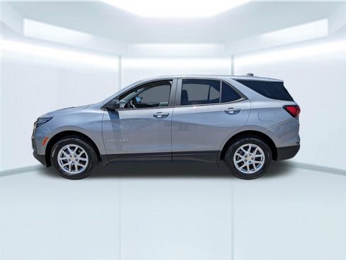 Used 2023 Chevrolet Equinox LS w/ LS Convenience Package AWD/4WD image 2