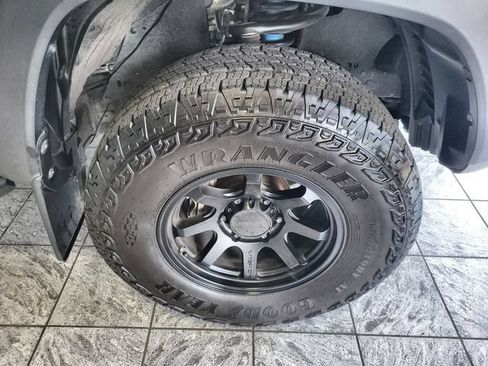 Used 2019 Toyota Tacoma TRD Off-Road AWD/4WD image 10
