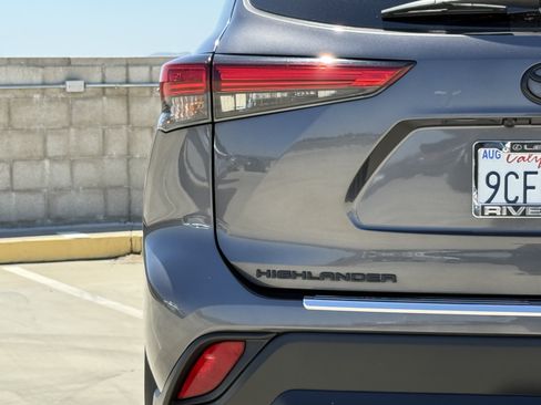 Used 2022 Toyota Highlander XLE FWD image 14