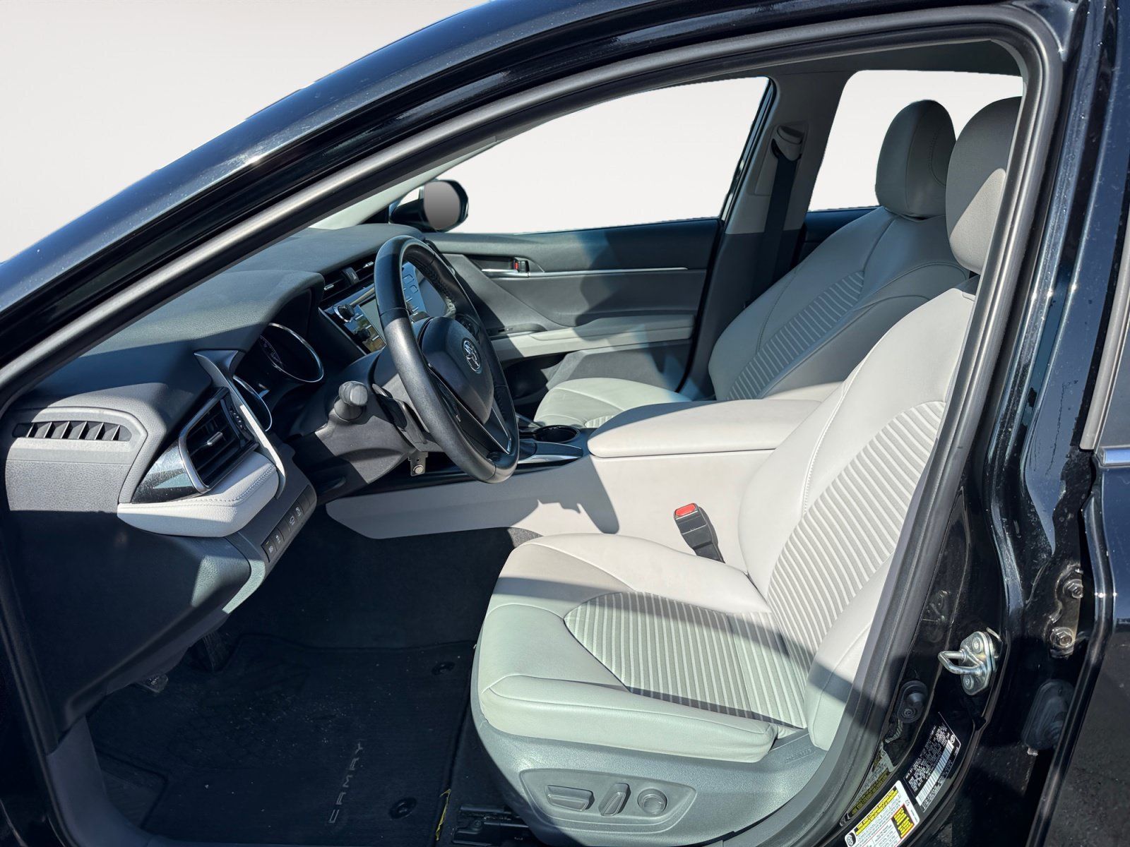 Used 2019 Toyota Camry SE w/ Carpet Mat Package FWD image 10