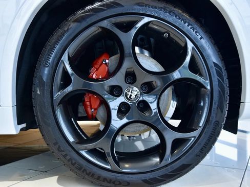 Used 2022 Alfa Romeo Stelvio Veloce AWD/4WD image 9