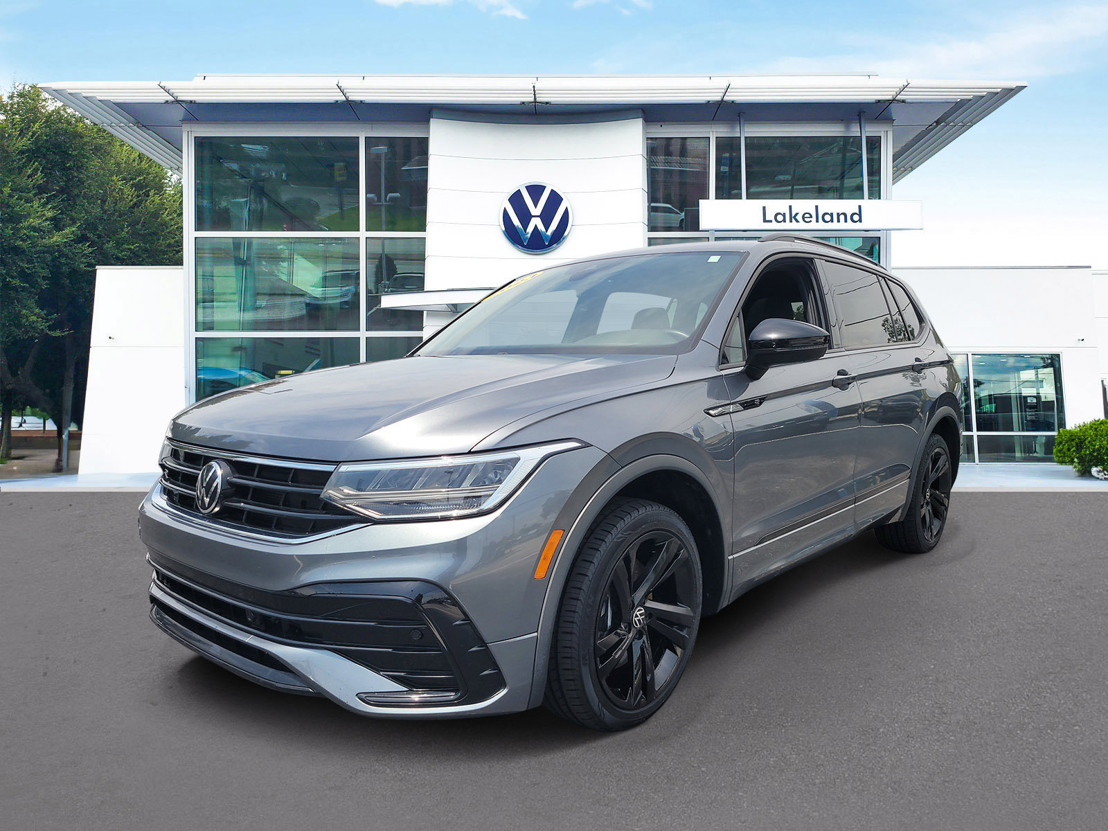 Used 2023 Volkswagen Tiguan SE R-Line FWD image 2