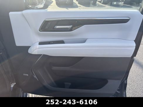 Used 2025 Chevrolet Suburban Premier RWD image 15