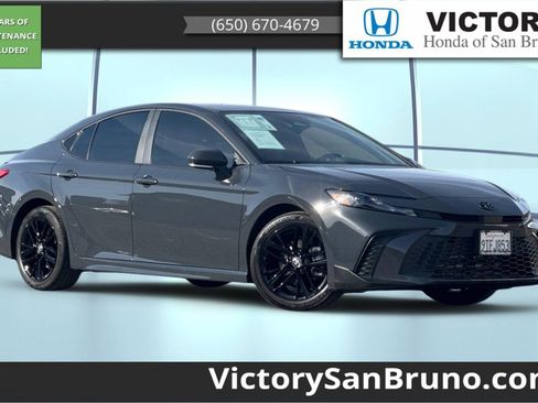 Used 2025 Toyota Camry SE image 1