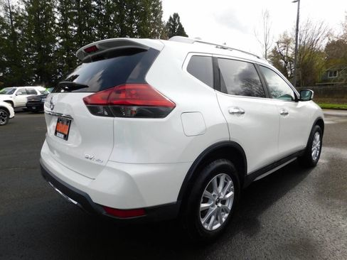 Used 2018 Nissan Rogue SV image 2