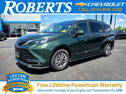 Used 2026 Toyota Sienna XLE FWD image 1
