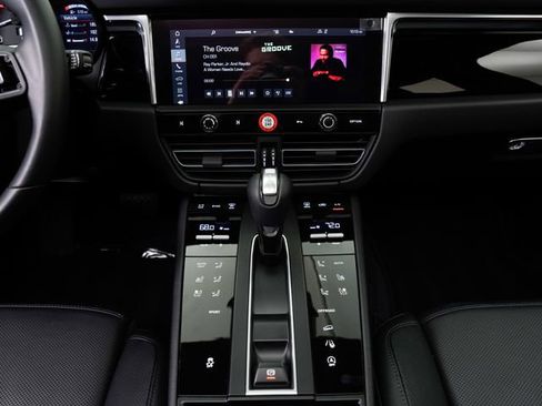 Certified 2026 Porsche Macan AWD/4WD image 23
