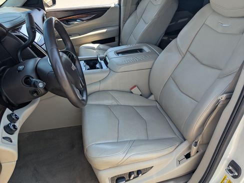Used 2017 Cadillac Escalade ESV Luxury AWD/4WD image 18