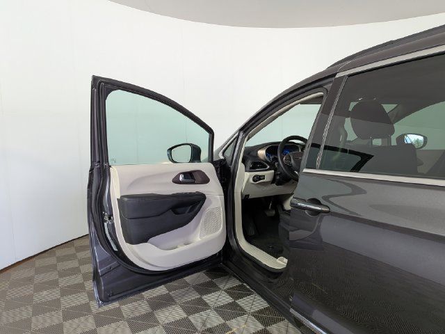 Used 2017 Chrysler Pacifica Touring-L FWD image 13