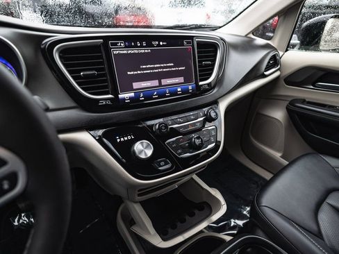 Used 2024 Chrysler Pacifica Touring-L image 21