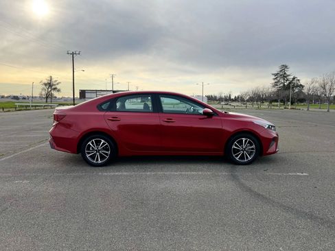 Used 2022 Kia Forte LXS FWD image 4