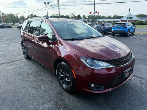 Used 2018 Chrysler Pacifica Touring-L w/ Premium Audio Group image 5