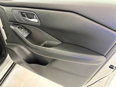 Used 2024 Nissan Rogue SV FWD image 41