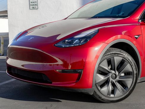 Used 2024 Tesla Model Y Long Range AWD/4WD image 13