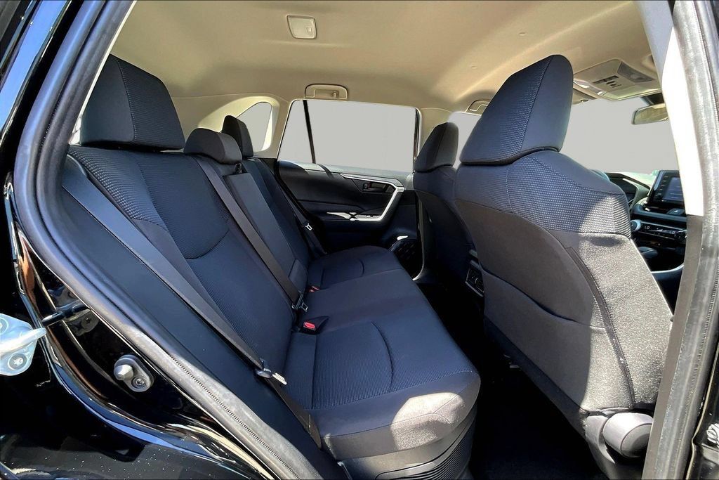 Used 2022 Toyota RAV4 LE AWD/4WD image 25