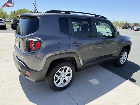 Used 2017 Jeep Renegade Latitude w/ Popular Equipment Group AWD/4WD image 8