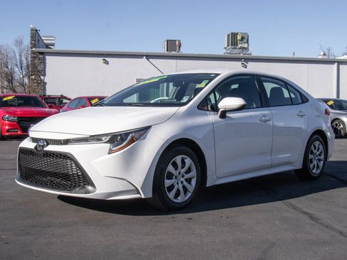 Used 2022 Toyota Corolla LE image 3