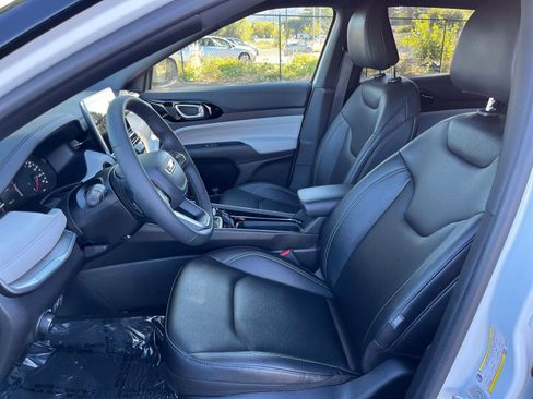 Used 2025 Jeep Compass Limited image 37