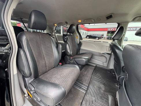 Used 2011 Toyota Sienna SE w/ Preferred Pkg FWD image 12