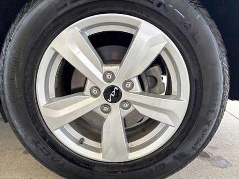 Used 2023 Kia Sorento LX image 5