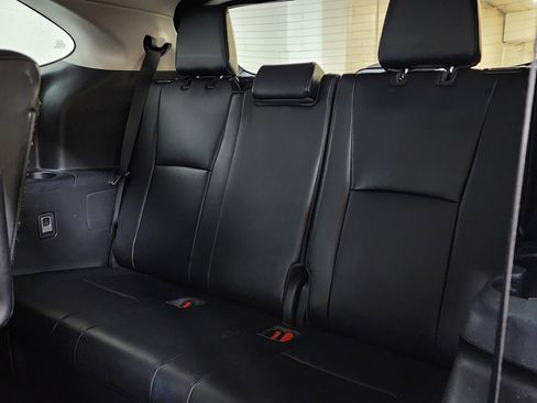Used 2021 Toyota Highlander XLE image 19